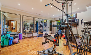 Opmerkelijke, Spaanse luxevilla met zeezicht te koop in een groene oase aan de Golden Mile van Marbella 798217 