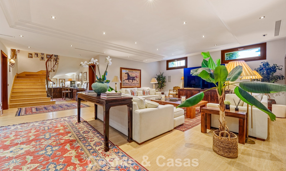 Opmerkelijke, Spaanse luxevilla met zeezicht te koop in een groene oase aan de Golden Mile van Marbella 798218