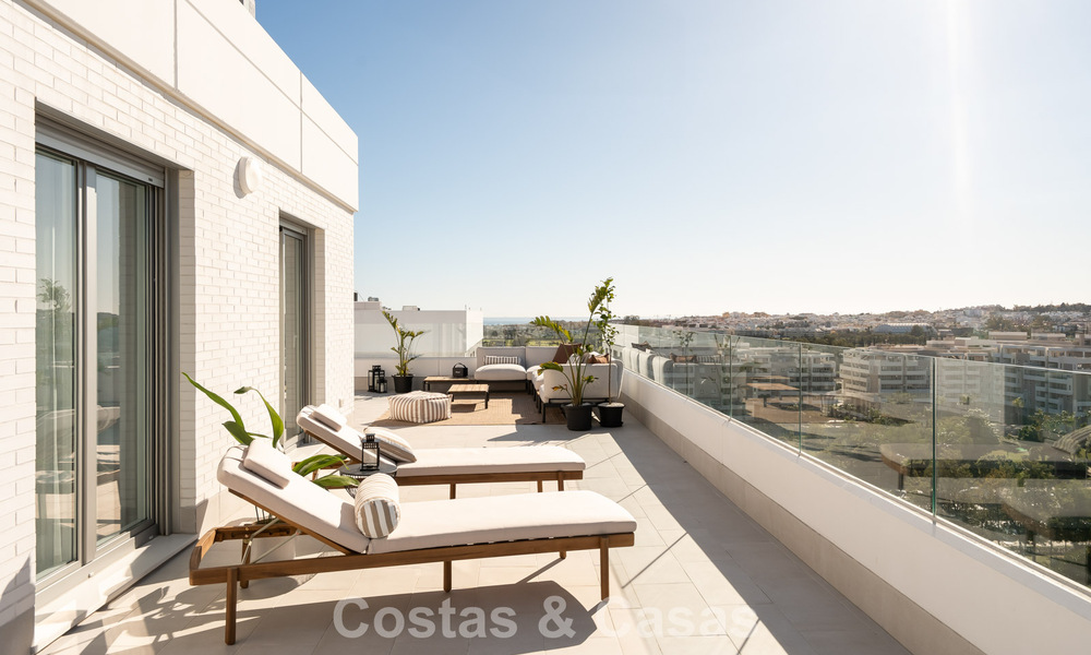 Modern penthouse met ‘wraparound’ terras en 360° uitzicht te koop in Nueva Andalucia, Marbella 798073