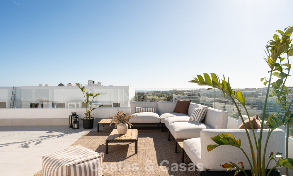 Modern penthouse met ‘wraparound’ terras en 360° uitzicht te koop in Nueva Andalucia, Marbella 798074