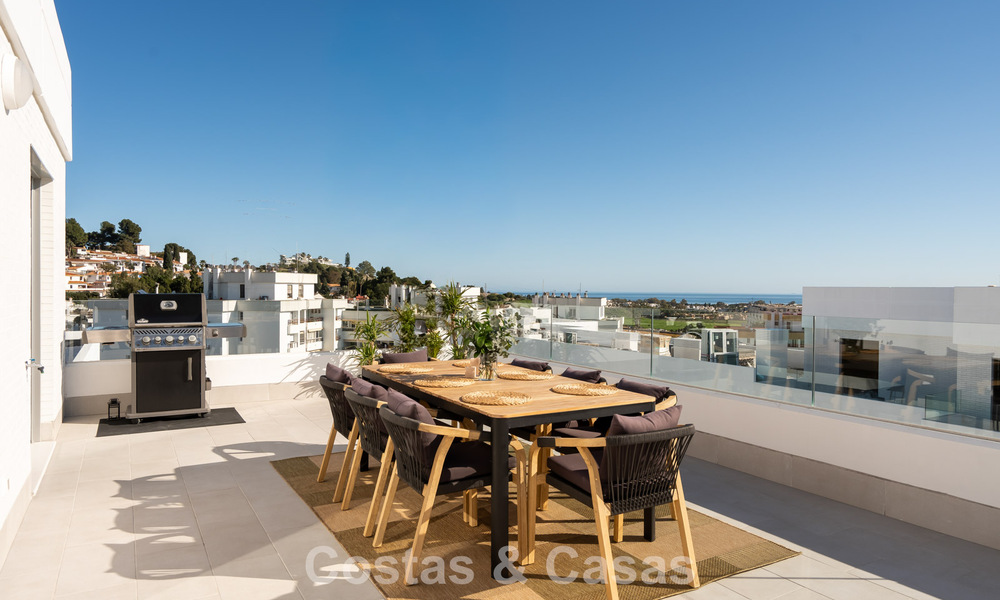 Modern penthouse met ‘wraparound’ terras en 360° uitzicht te koop in Nueva Andalucia, Marbella 798075