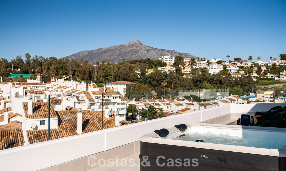 Modern penthouse met ‘wraparound’ terras en 360° uitzicht te koop in Nueva Andalucia, Marbella 798076