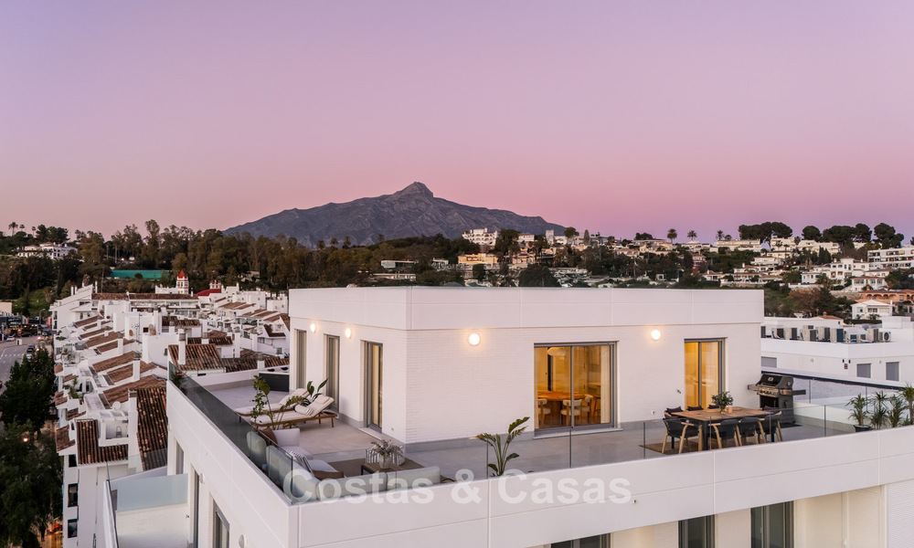 Modern penthouse met ‘wraparound’ terras en 360° uitzicht te koop in Nueva Andalucia, Marbella 798078