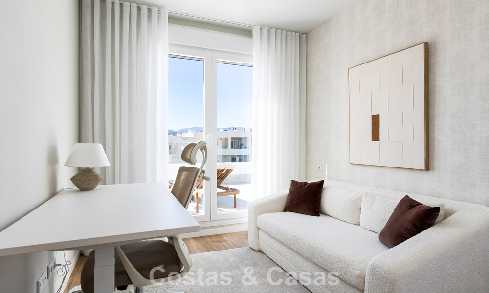 Modern penthouse met ‘wraparound’ terras en 360° uitzicht te koop in Nueva Andalucia, Marbella 798080