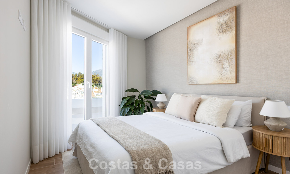 Modern penthouse met ‘wraparound’ terras en 360° uitzicht te koop in Nueva Andalucia, Marbella 798086