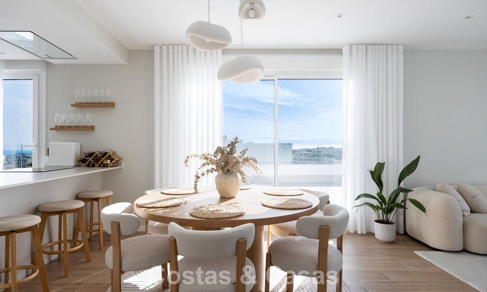 Modern penthouse met ‘wraparound’ terras en 360° uitzicht te koop in Nueva Andalucia, Marbella 798090