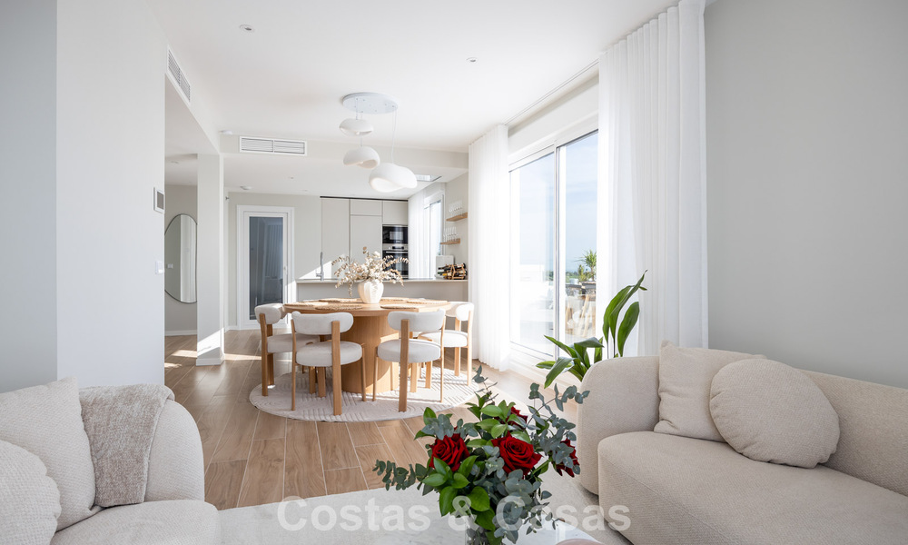 Modern penthouse met ‘wraparound’ terras en 360° uitzicht te koop in Nueva Andalucia, Marbella 798092