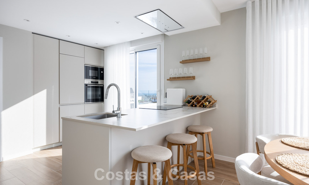 Modern penthouse met ‘wraparound’ terras en 360° uitzicht te koop in Nueva Andalucia, Marbella 798094