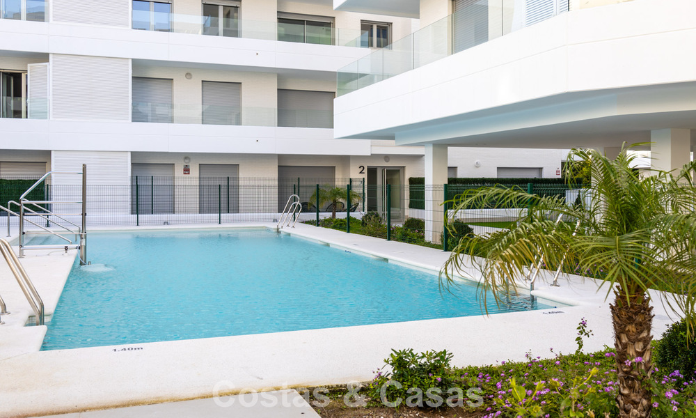 Modern penthouse met ‘wraparound’ terras en 360° uitzicht te koop in Nueva Andalucia, Marbella 798095