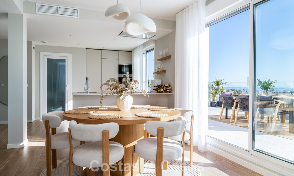 Modern penthouse met ‘wraparound’ terras en 360° uitzicht te koop in Nueva Andalucia, Marbella 798096