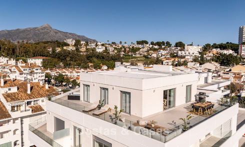 Modern penthouse met ‘wraparound’ terras en 360° uitzicht te koop in Nueva Andalucia, Marbella 798100