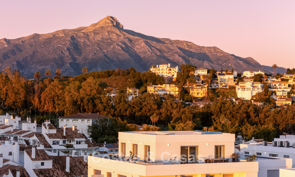 Modern penthouse met ‘wraparound’ terras en 360° uitzicht te koop in Nueva Andalucia, Marbella 798103