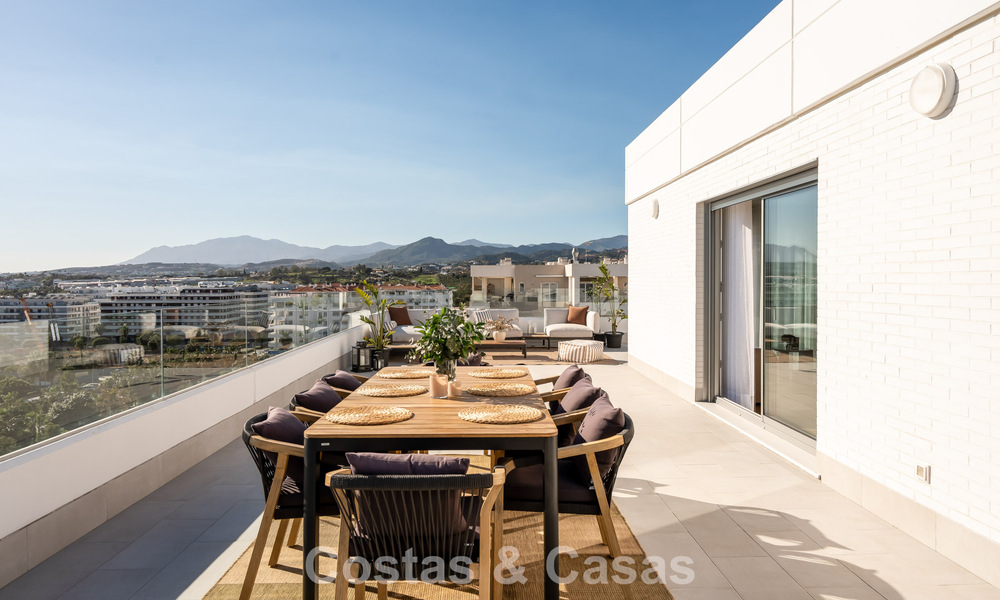 Modern penthouse met ‘wraparound’ terras en 360° uitzicht te koop in Nueva Andalucia, Marbella 798110