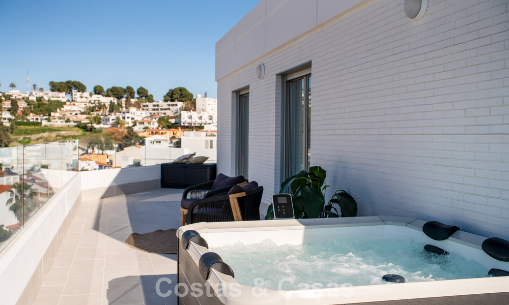 Modern penthouse met ‘wraparound’ terras en 360° uitzicht te koop in Nueva Andalucia, Marbella 798111