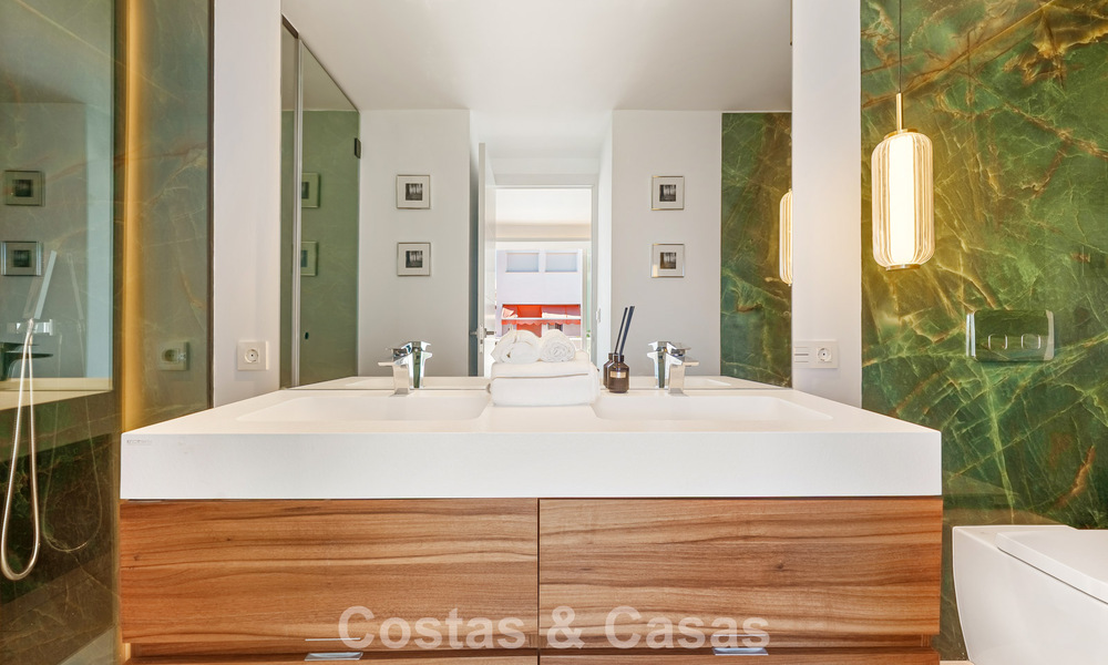 Gerenoveerd schakelwoning te koop aan de Golden Mile op loopafstand van het strand en Puente Romano, Marbella 797338