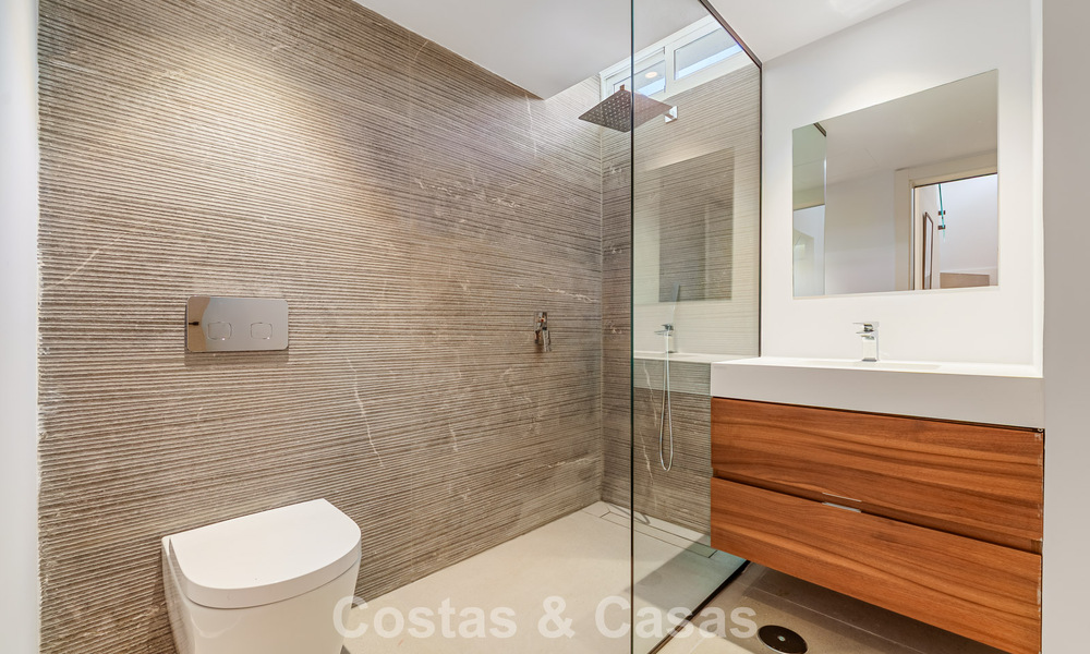 Gerenoveerd schakelwoning te koop aan de Golden Mile op loopafstand van het strand en Puente Romano, Marbella 797350