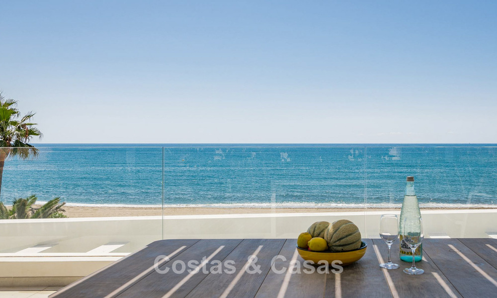 Exclusieve, moderne strandvilla te koop met directe toegang tot het strand in Mijas, Costa del Sol 797384