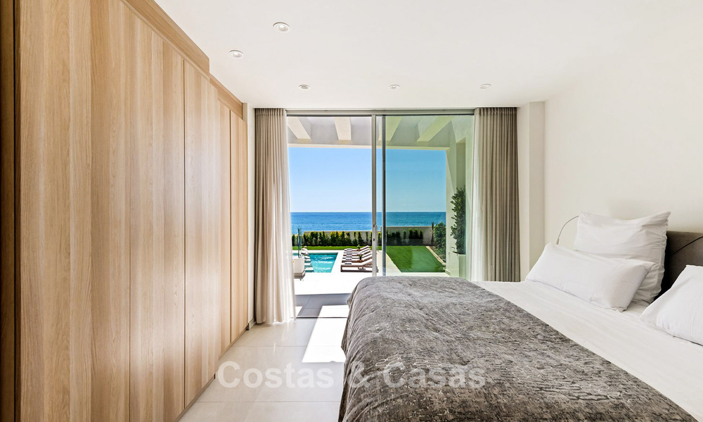 Exclusieve, moderne strandvilla te koop met directe toegang tot het strand in Mijas, Costa del Sol 797385