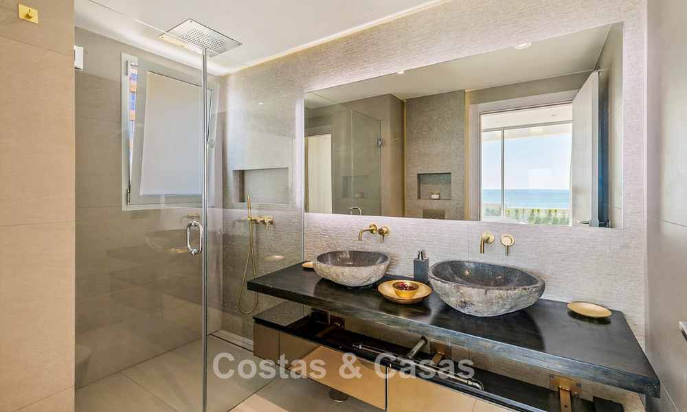 Exclusieve, moderne strandvilla te koop met directe toegang tot het strand in Mijas, Costa del Sol 797386