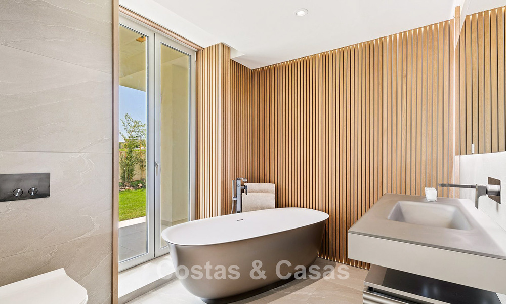 Exclusieve, moderne strandvilla te koop met directe toegang tot het strand in Mijas, Costa del Sol 797387