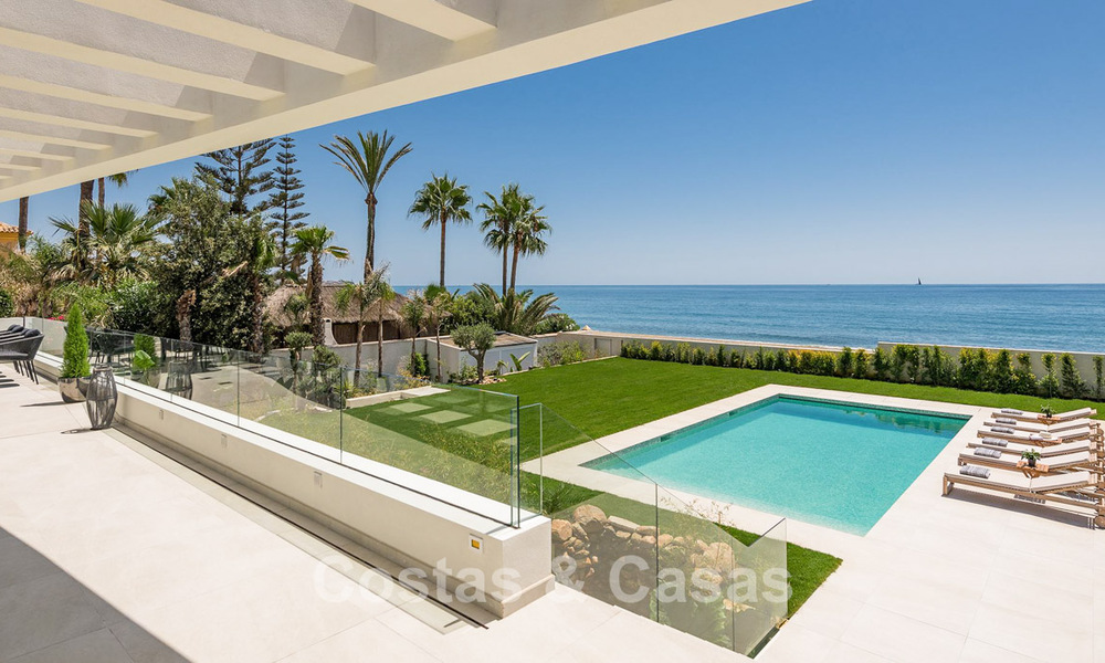 Exclusieve, moderne strandvilla te koop met directe toegang tot het strand in Mijas, Costa del Sol 797394
