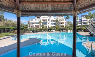 Eersteklas appartement te koop met zeezicht in een strandcomplex op de New Golden Mile tussen Marbella en Estepona 797430 
