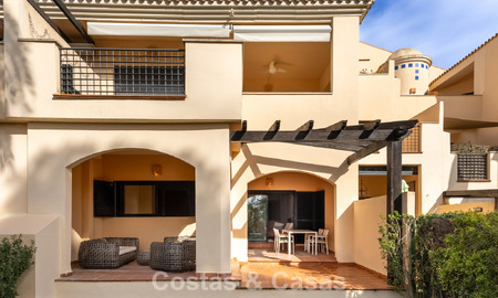 Luxe appartement met privétuin te koop op enkele stappen van het strand nabij Puerto Banus, Marbella 797547