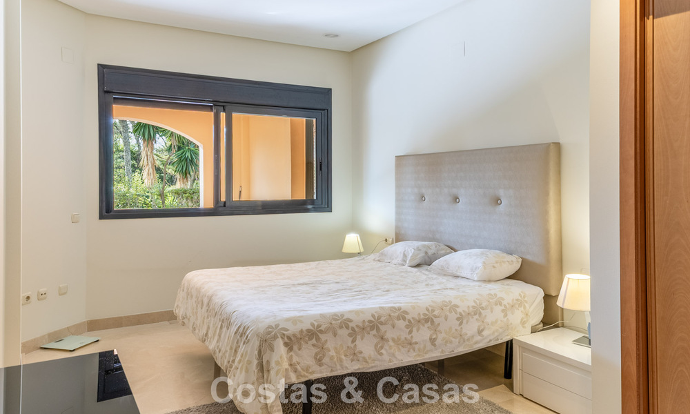 Luxe appartement met privétuin te koop op enkele stappen van het strand nabij Puerto Banus, Marbella 797552
