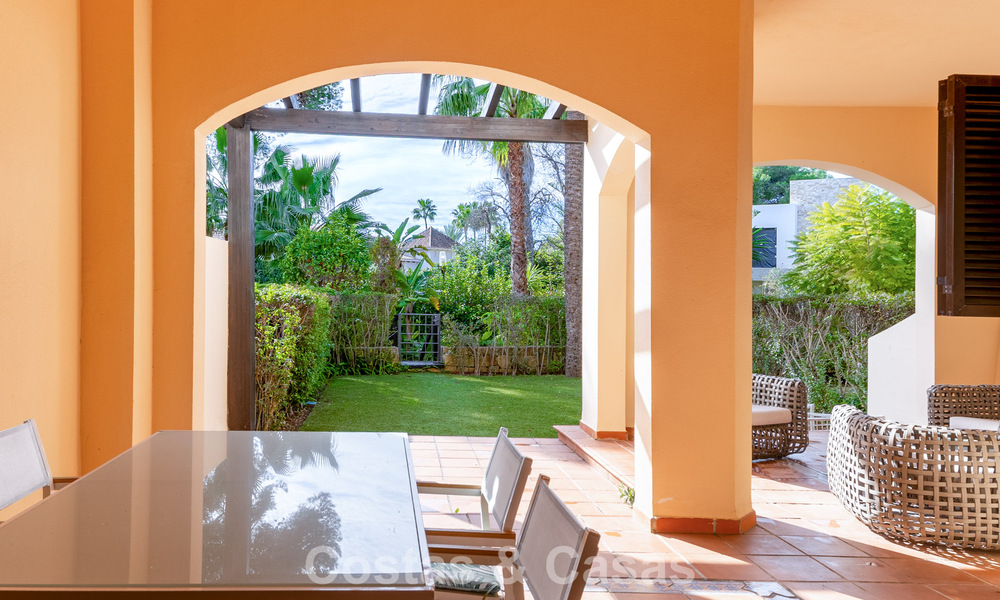 Luxe appartement met privétuin te koop op enkele stappen van het strand nabij Puerto Banus, Marbella 797553