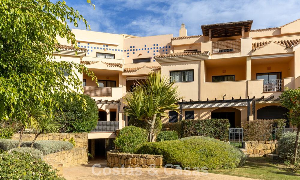 Luxe appartement met privétuin te koop op enkele stappen van het strand nabij Puerto Banus, Marbella 797554