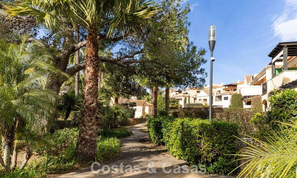 Luxe appartement met privétuin te koop op enkele stappen van het strand nabij Puerto Banus, Marbella 797556