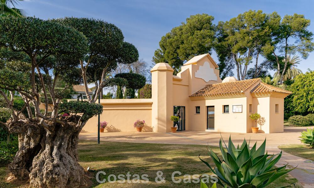 Luxe appartement met privétuin te koop op enkele stappen van het strand nabij Puerto Banus, Marbella 797557