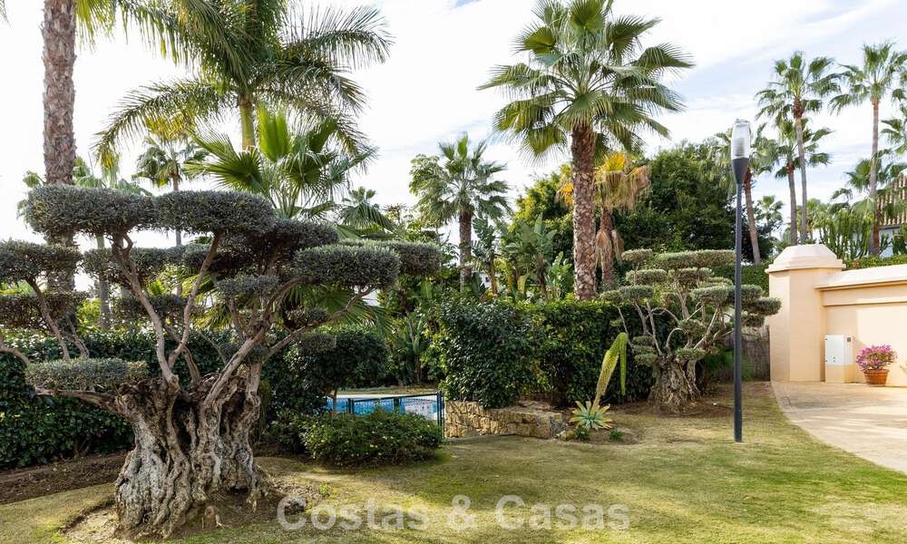 Luxe appartement met privétuin te koop op enkele stappen van het strand nabij Puerto Banus, Marbella 797558