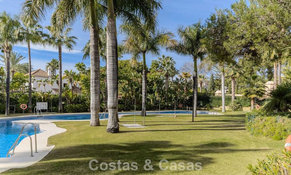 Luxe appartement met privétuin te koop op enkele stappen van het strand nabij Puerto Banus, Marbella 797559