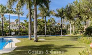 Luxe appartement met privétuin te koop op enkele stappen van het strand nabij Puerto Banus, Marbella 797559 