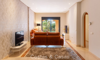 Luxe appartement met privétuin te koop op enkele stappen van het strand nabij Puerto Banus, Marbella 797561 