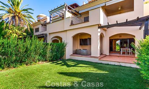 Luxe appartement met privétuin te koop op enkele stappen van het strand nabij Puerto Banus, Marbella 807528