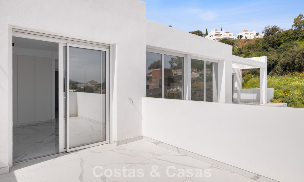 Gloednieuwe moderne villa met panoramisch zeezicht te koop in een natuurlijke setting ten oosten van Marbella centrum 797595