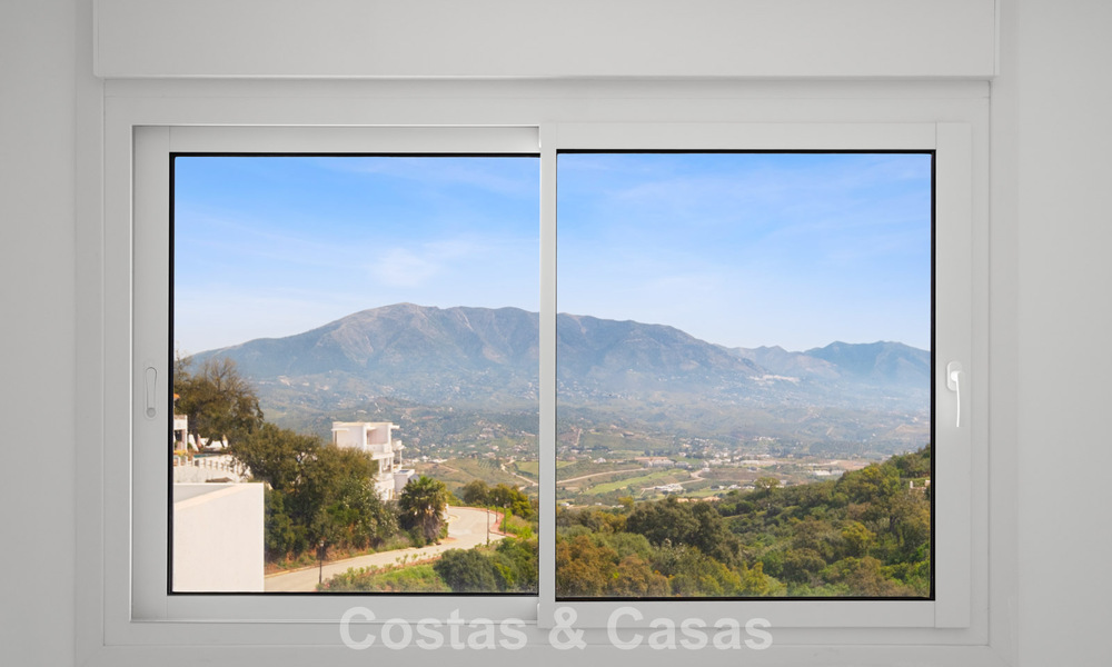 Gloednieuwe moderne villa met panoramisch zeezicht te koop in een natuurlijke setting ten oosten van Marbella centrum 797597