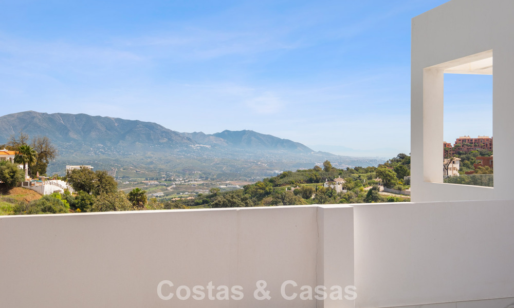 Gloednieuwe moderne villa met panoramisch zeezicht te koop in een natuurlijke setting ten oosten van Marbella centrum 797602