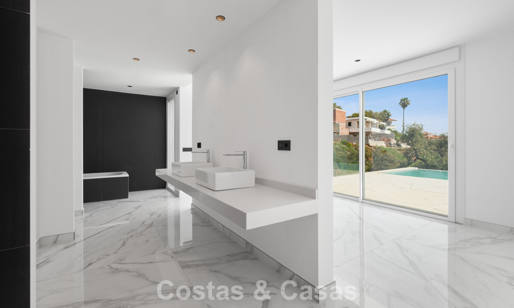 Gloednieuwe moderne villa met panoramisch zeezicht te koop in een natuurlijke setting ten oosten van Marbella centrum 797619