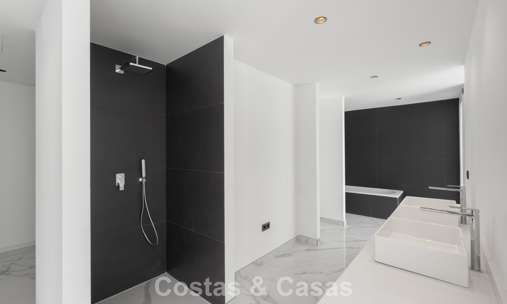 Gloednieuwe moderne villa met panoramisch zeezicht te koop in een natuurlijke setting ten oosten van Marbella centrum 797620