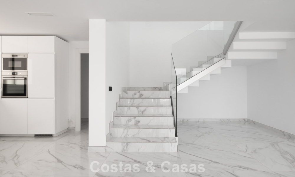 Gloednieuwe moderne villa met panoramisch zeezicht te koop in een natuurlijke setting ten oosten van Marbella centrum 797625