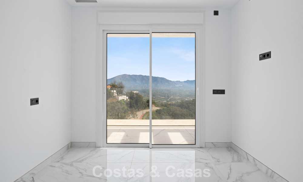 Gloednieuwe moderne villa met panoramisch zeezicht te koop in een natuurlijke setting ten oosten van Marbella centrum 797632