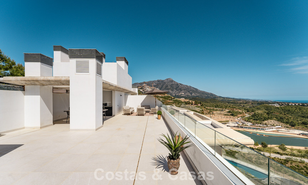 Lichtrijk, eigentijds luxe penthouse te koop met zeezicht in de heuvels van La Quinta Resort in Marbella - Benahavis 797708