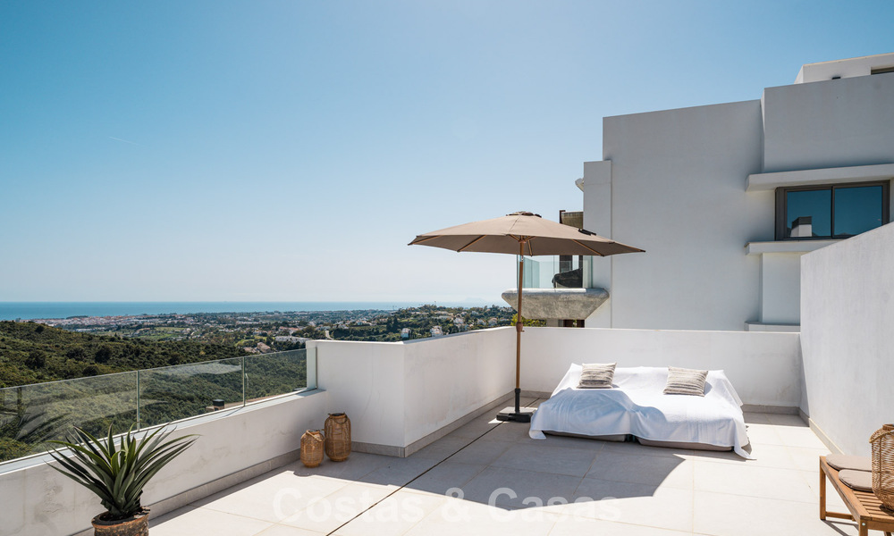 Lichtrijk, eigentijds luxe penthouse te koop met zeezicht in de heuvels van La Quinta Resort in Marbella - Benahavis 797717