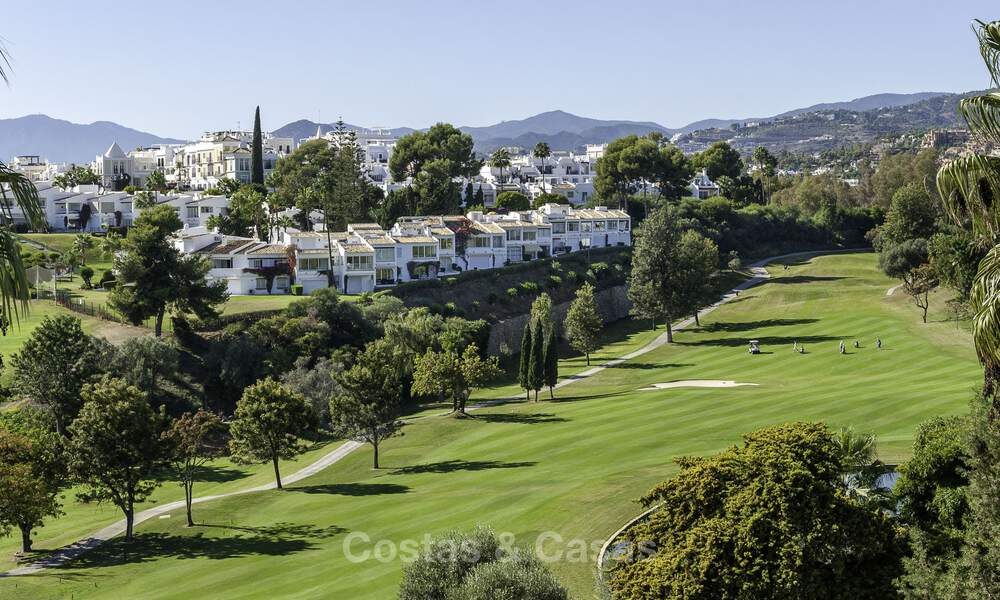Eigentijds gerenoveerd herenhuis te koop in Aloha omgeven door golfbanen in Nueva Andalucia, Marbella 798050