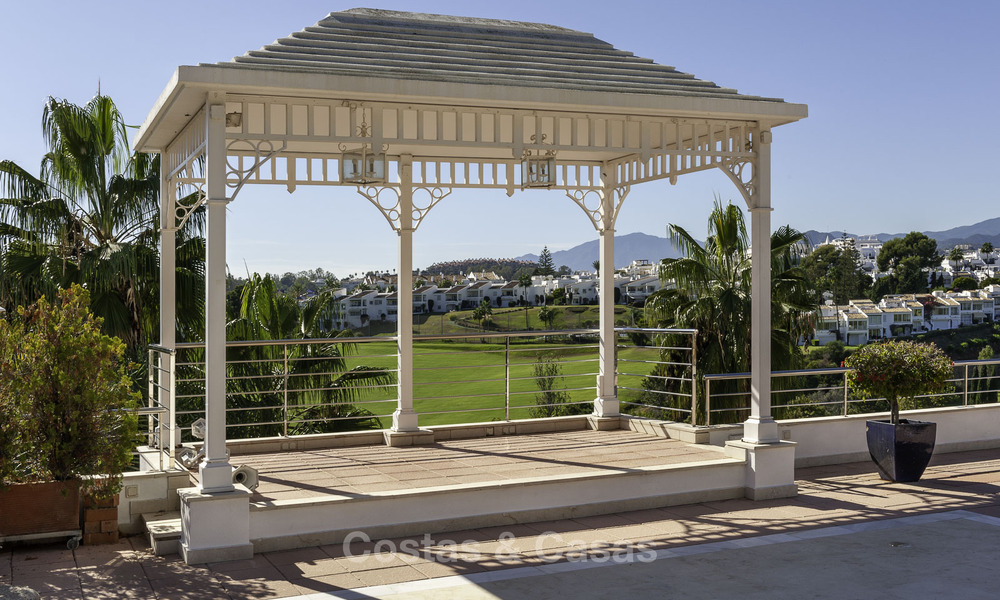 Eigentijds gerenoveerd herenhuis te koop in Aloha omgeven door golfbanen in Nueva Andalucia, Marbella 798052