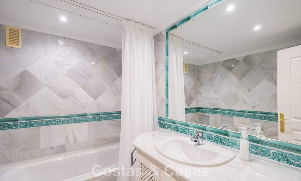 Instapklaar, ruim, luxe appartement met zeezicht te koop in Marbella - Benahavis 798159
