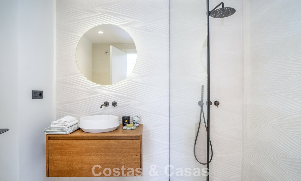 Ruim, gemoderniseerd 4-slaapkamerappartement met zeezicht te koop in Nueva Andalucia, Marbella 798252